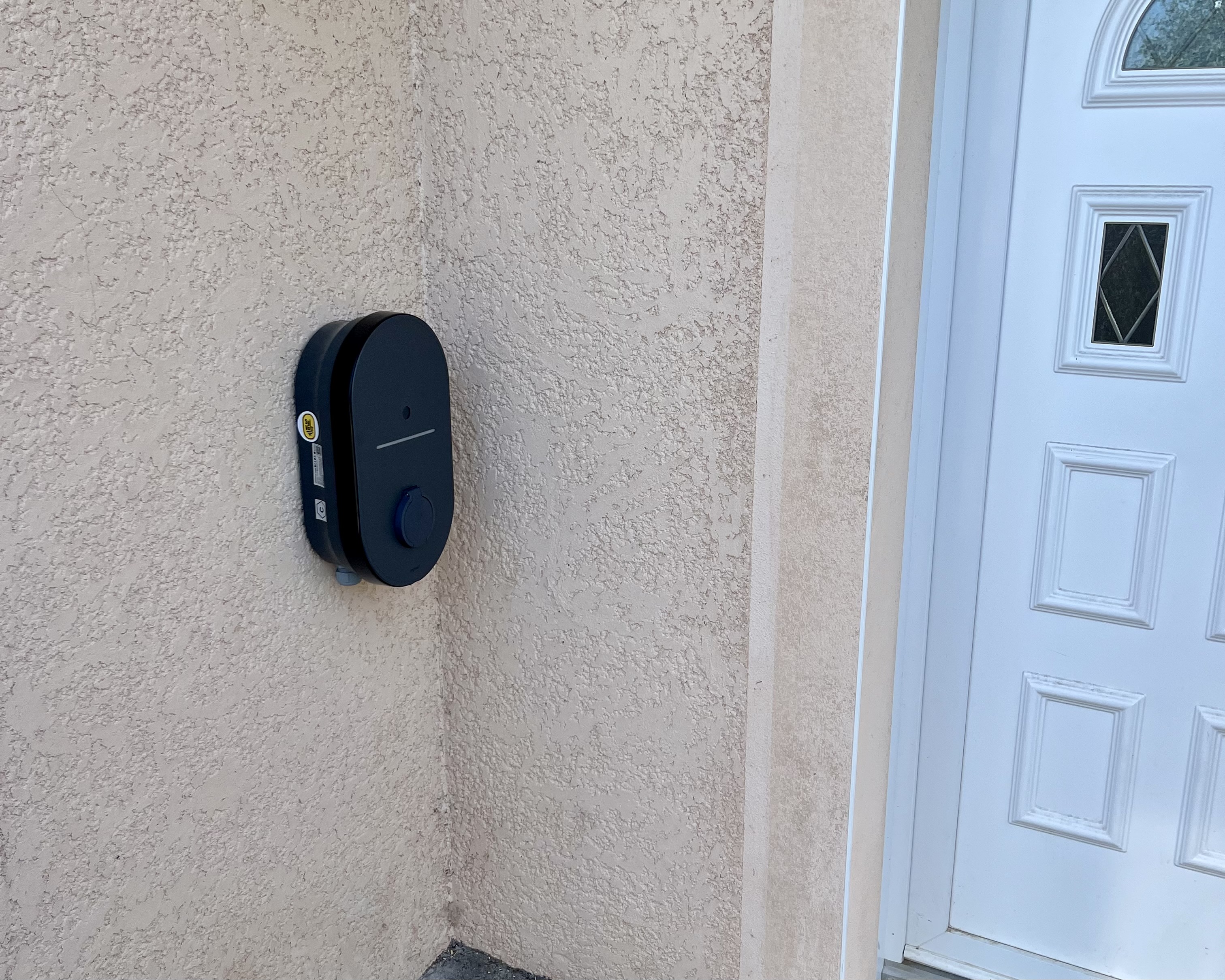 Installation borne Green Up Legrand 7,4kW en extérieur – Sylvolt Grenoble