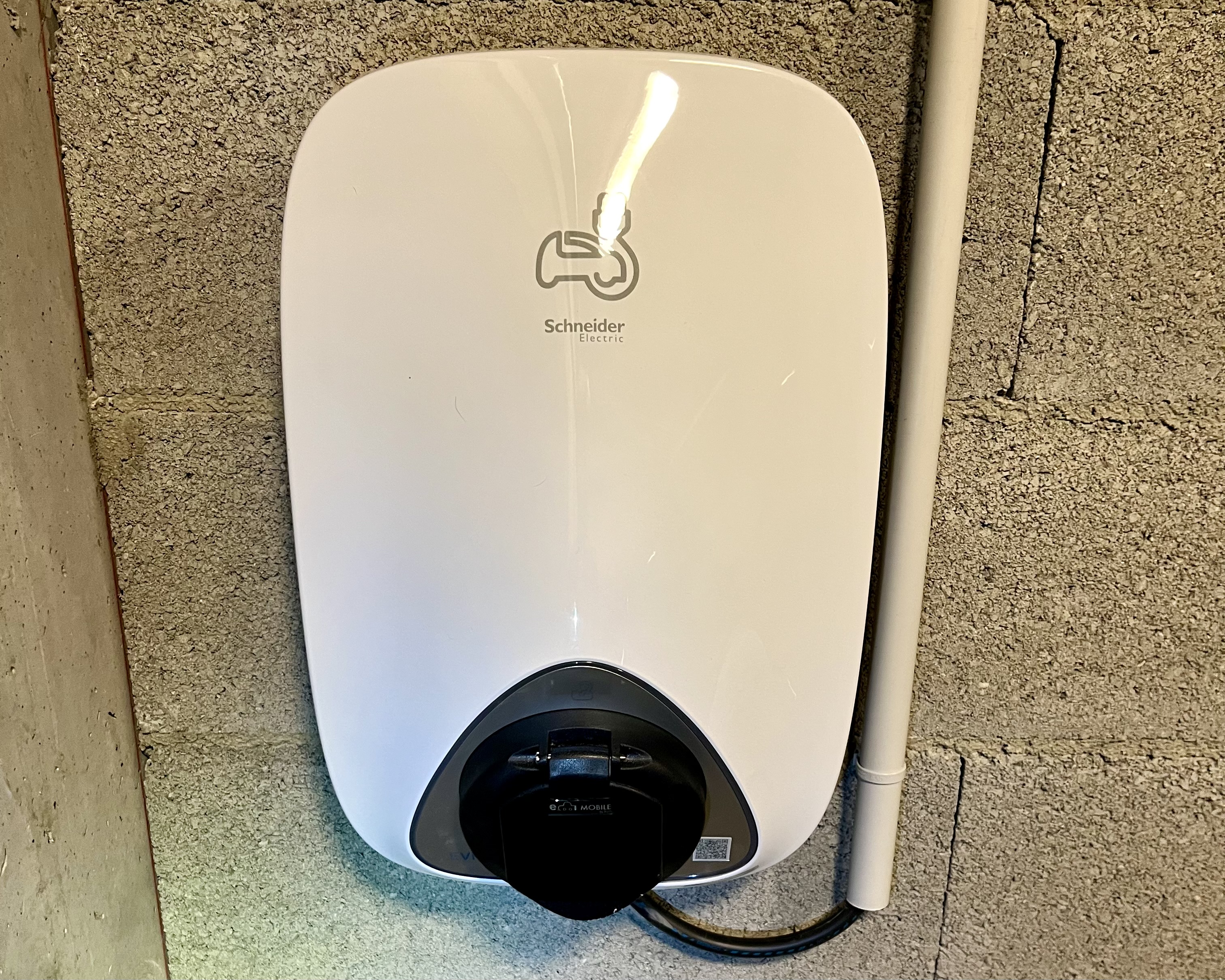 Installation borne EVlink Home 7,4kW Schneider Electric en garage – Sylvolt Grenoble